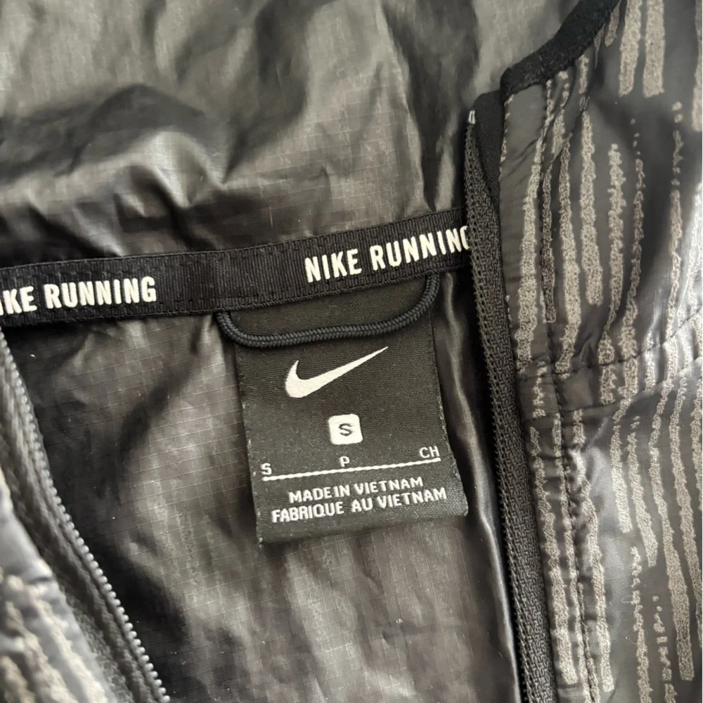 Nike Women's Shield Flash Running Reflective Zip Up Black Gray Jacket, Sz Small